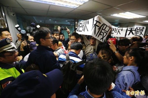 學生團體不滿民進黨團通過一例一休「勞基法」到民進黨中央黨部要找總統蔡英文 陳情。（記者王藝菘攝）