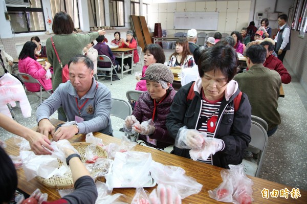 來到這裡，還可體驗DIY的樂趣；社區媽媽以在地食材教導遊客製作健康好吃的「紅麴紅龜粿」，餡料可選擇蘿蔔絲或紅豆餡。（記者沈昱嘉攝）