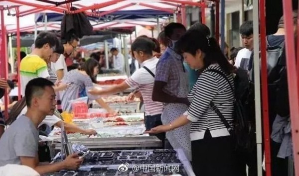 中國遊客又傳手滑，摔掉一個126萬翡翠掛件，賠1.3萬元了事。圖為中國玉市一景。（圖擷取自《中新網》）