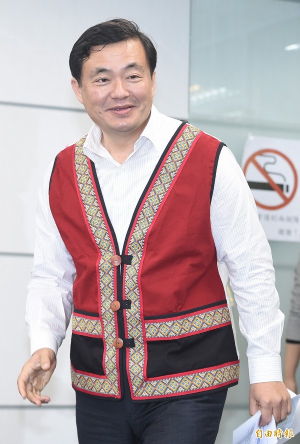 時代力量立委林昶佐被拱參選台北市長，民進黨秘書長洪耀福說，今天說，「先讓子彈飛一飛，塵埃落定後再來看」。（記者廖振輝攝）