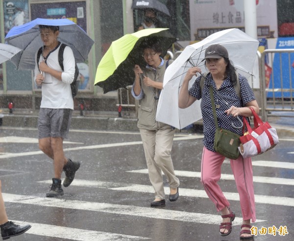 全台自明日起將有局部大雨或豪雨等級以上強降雨,公路總局針對可能淹水和預警性封閉路段提前預置機具部署人力,一旦降雨達封路標準,明日恐會進一步預警性封閉。圖為示意圖。(資料照)