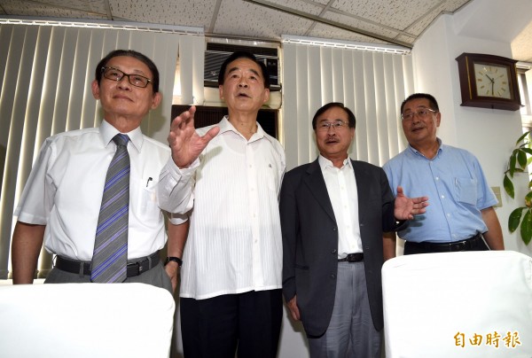 勞動部日前提出「一例一休」勞基法修正草案,引發客運業者不滿。國道客運、公路客運業者11日上午開會研議因應之道,台灣省公共汽車公會聯合會理事長蔡佳宏(左起)、中華民國汽車客運商業同業公會全國聯合會理事長王應傑、首都客運董事長李博文、高雄市公共汽車公會理事長戴道根等人出席會議。(記者羅沛德攝)