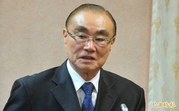 國防部長馮世寬今天在立法院被問到,韓劇「太陽的後裔」男主角宋仲基是否比自己還帥,沒想到馮回答「我看還是差一點」(記者王藝菘攝)