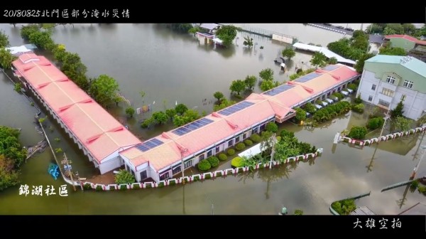 錦湖國小逢雨必淹，水已淹3天餘。（臉書「大雄空拍」授權提供）