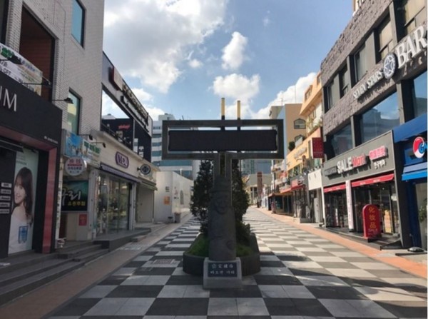 位於濟州市的寶建路,平時總是充斥著中國遊客,也是中客在濟州島的必訪之處,但隨著旅韓禁令生效後,中客宛如人間蒸發。(圖擷取自中央日報)