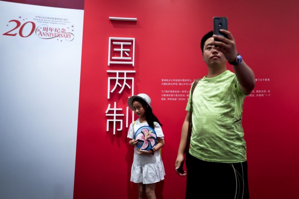 中方的發言讓英媒撰文質疑,「中國政府的承諾那麼不值錢嗎?」(美聯社) 中方的發言讓英媒撰文質疑,「中國政府的承諾那麼不值錢嗎?」(美聯社)
