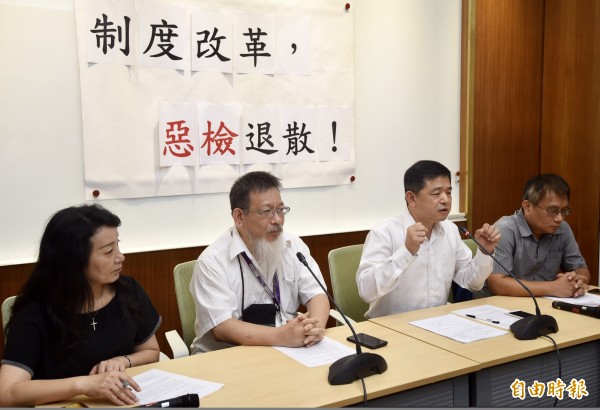 針對花蓮檢察官辦私案一事,台灣陪審團協會理事長張靜(左二)、創會理事長鄭文龍(右二)、真理大學法律學系副教授吳景欽(右)、中華民國兒童權益促進協會理事長王薇君(左)30日舉行「惡檢退散,檢警分家」記者會,提出嚴懲該名檢察官,予以撤職,檢察官不可指揮警方辦案,應修法讓檢察官回歸國家律師的角色的訴求。(記者簡榮豐攝)