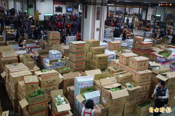 台北果菜批發市場連續休市，被質疑導致菜價崩跌。（資料照）
