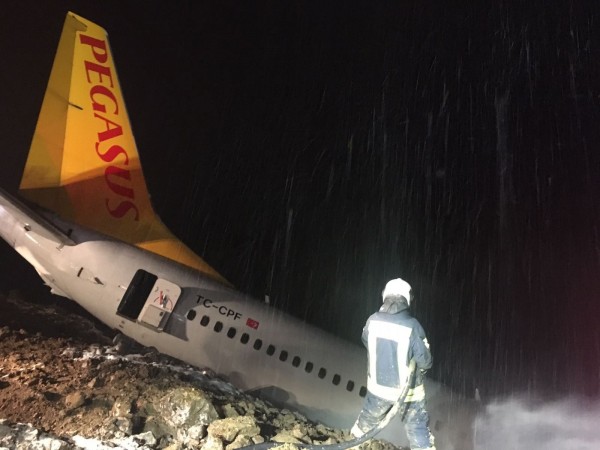 這架飛機當晚在特拉布宗(Trabzon)機場降落時,疑似因為晚間飄著霧雨,飛機降落時竟滑出跑道,機身傾斜且受損冒煙。(歐新社)