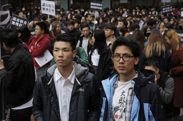 香港浸會大學被停學學生今上節目談到港人需要的普通話程度,表示「能溝通就好」。圖為26日陳樂行(前右)、劉子頎(前左)參與要求復學集會遊行照片。(資料照,美聯社) 香港浸會大學被停學學生今上節目談到港人需要的普通話程度,表示「能溝通就好」。圖為26日陳樂行(前右)、劉子頎(前左)參與要求復學集會遊行照片。(資料照,美聯社)