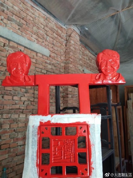 近日中國網路上瘋傳一張有「成龍頭」的高背椅子。(圖擷取自大連潮生活微博)
