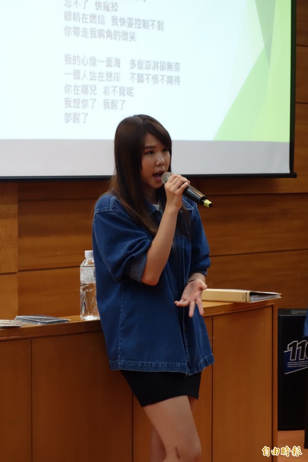 銘傳大學傳播實務課程「聲音專長」改革朝向流行音樂培育,班上51位同學跟隨許多知名音樂人開始寫歌作詞創作,上學期發行首張專輯《我們的小故事》,這學期再接再厲持續發表,為流行音樂業界投注一股新生力。(記者吳柏軒攝)