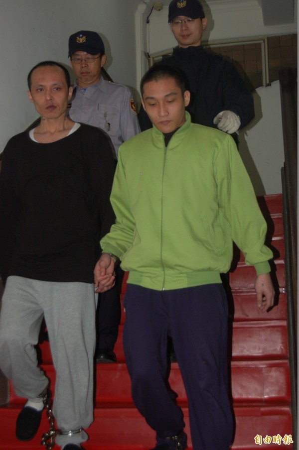 高院審理竹東少女遭姦殺焚屍案,今判主嫌林春雄(左)無期徒刑、何文軒判25年。(記者楊國文攝)