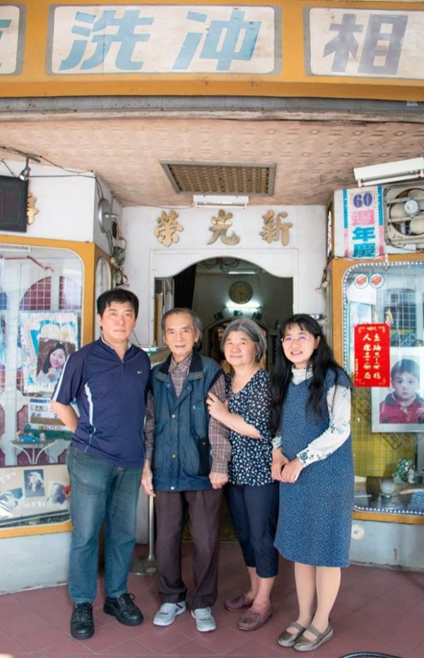 台南市南門路上有家「新光榮照相館」,這家相館從外觀到裡面的陳設都維持在70年代時的樣貌,老闆是方榮靈先生、85歲,照相經驗60年。(南藝大提供)