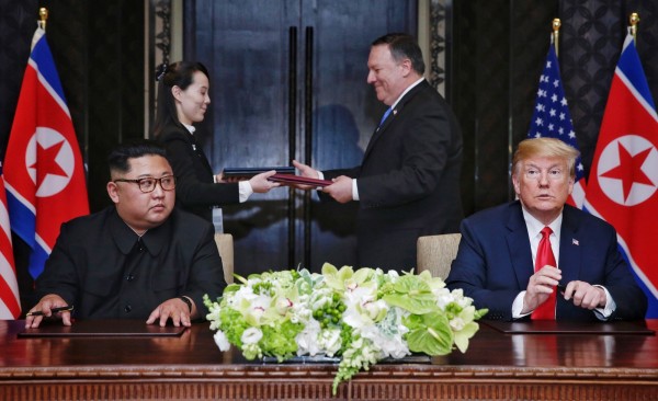 川普與金正恩今下午共同現身,同桌簽署一紙聯合聲明。(歐新社)