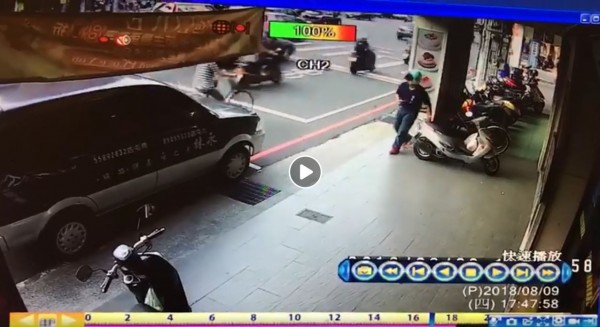 一名台中網友將裝菜的塑膠袋掛在停好的機車上。(圖擷取自爆怨公社)