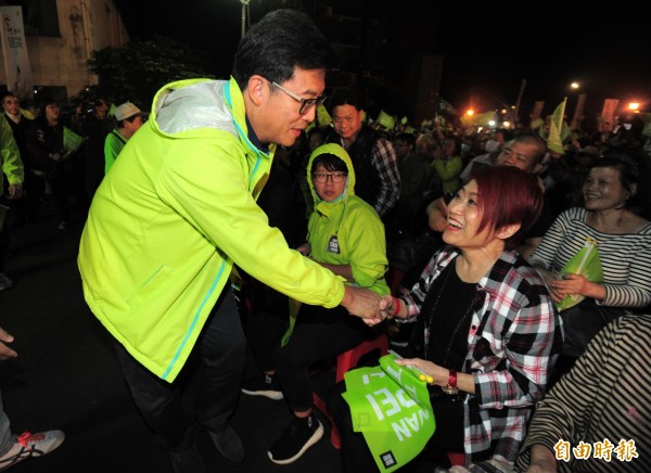 姚文智（左）在感恩音樂會上與現場支持民眾握手致意。（記者王藝菘攝）