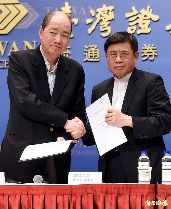 台灣封測雙雄日月光收購矽品案，日前獲中國商務部「附加限制性條件」批准。圖為2016年5月由日月光董事長張虔生（左）。（資料照，記者朱沛雄攝）