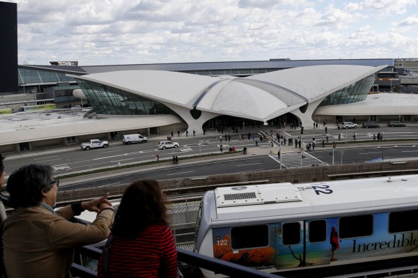 第二名則是美國的甘迺迪國際機場，擁有8個航廈的它除了是美國境內最繁忙的機場，機場內除特別設有「寵物解放空間」，也設有其他貼心的服務設施，可讓旅客免除漫長候機的折磨。（路透）