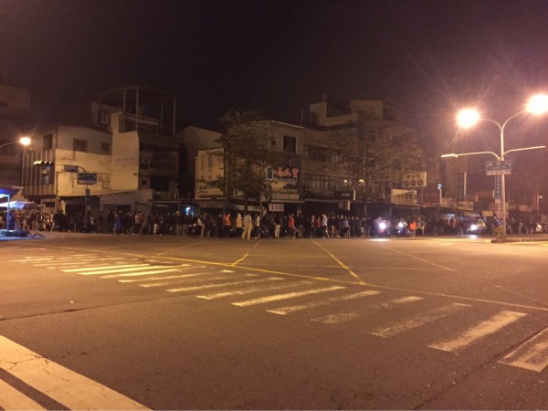 台南某間牛肉湯店今天凌晨排隊人潮綿延百公尺,讓台南網友直呼「太誇張!」(圖擷取自PTT網友q111175)