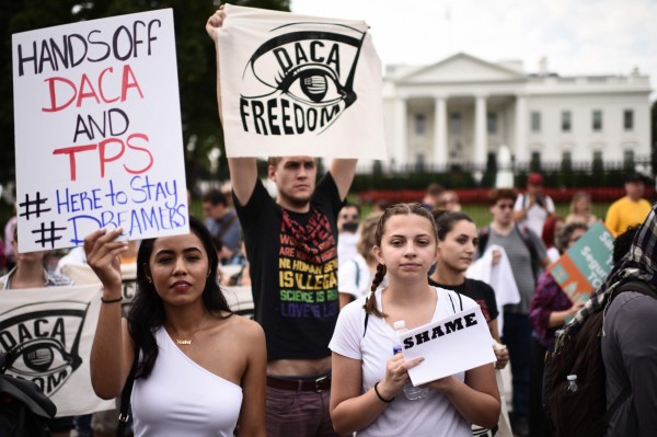 民眾在白宮前抗議川普終止DACA計畫。（法新社）