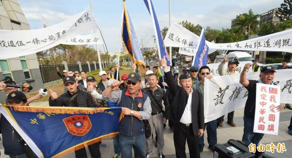 逾50名退伍軍人不滿蔡英文政府年金改革方案,聚集在國防部大門口抗議。(記者方賓照攝)
