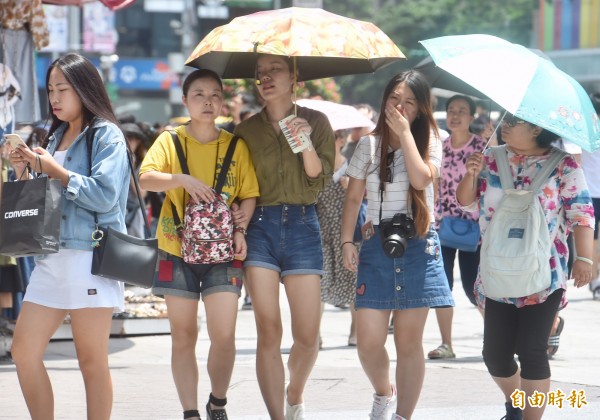 中央氣象局指出,13日各地高溫炎熱,中午大台北地區高溫已達36度,有37度高溫出現的機率。(記者簡榮豐攝)