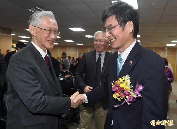 陳履安(左)過去曾擔任監察院長,其子在美創辦旅遊平台卻遭中國海航套殺。(資料照) 陳履安(左)過去曾擔任監察院長,其子在美創辦旅遊平台卻遭中國海航套殺。(資料照)