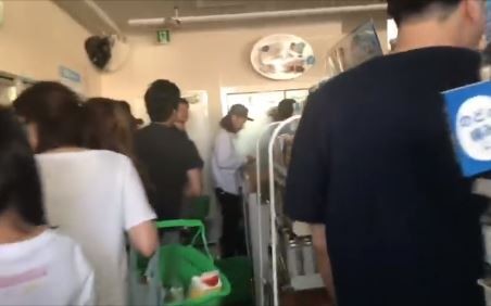 便利商店人滿為患,但日本人仍乖乖排隊。(圖由臉書粉專「台灣女孩的北海道生活」授權使用) 便利商店人滿為患,但日本人仍乖乖排隊。(圖由臉書粉專「台灣女孩的北海道生活」授權使用)