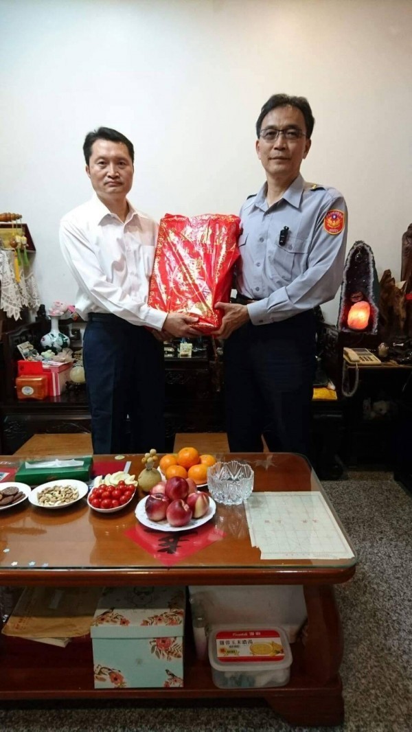 許文福（左）之前因病就醫，麻豆分局長楊青垂（右）去探望。（記者楊金城翻攝）