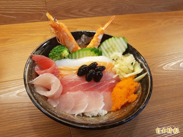 美國哈佛大學發布前瞻性研究指出,不論食用麵條、麵包、米飯,人們每天碳水化合物攝取量佔總體攝食的50%至55%,早死風險最低。圖為生魚片丼飯。(資料照)