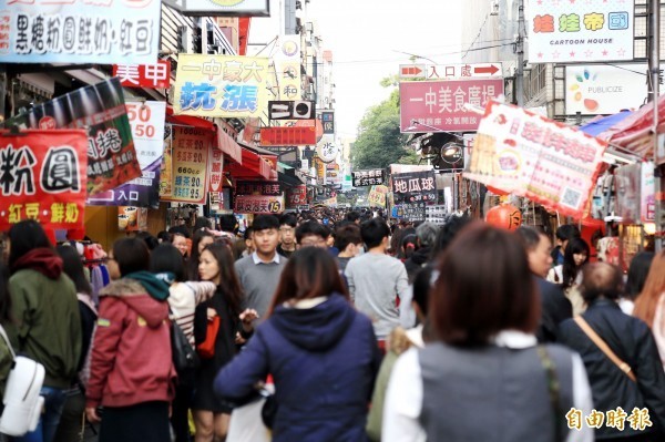 一名男子自爆在路上向陌生女子討抱,最後被指控性騷擾。圖為台中一中街。(資料照)