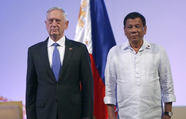 美國國防部長馬提斯（左）在本週赴菲律賓訪問，並於今日會見菲律賓總統杜特蒂（右）。圖為兩人在亞洲國防部長會議的合影。（資料照，美聯社）