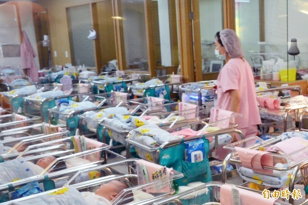 內政部今日公布最新統計，台灣今年1至7月出生嬰兒，共11萬379人，較去年同期減少6％，粗出生率為千分之8.1，推估2017年全年出生嬰兒數約20萬人。（資料照）