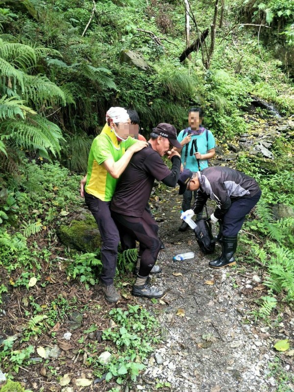 救難人員將受傷的陳男背負下山。（花蓮縣消防局提供）