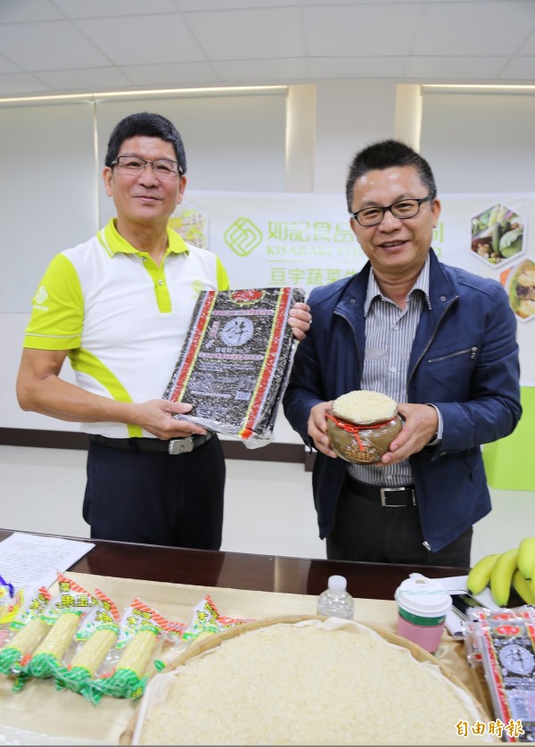 如記食品透過先進的加工技術,每年向農糧署標購2千4百公噸國產米,並與在地農民契作,以超商、賣場通路,創造農民、消費者與企業多贏。圖為如記食品有限公司董事長許德全(左)與農糧署南區分署長姚志旺(右)。(記者邱芷柔攝) 如記食品透過先進的加工技術,每年向農糧署標購2千4百公噸國產米,並與在地農民契作,以超商、賣場通路,創造農民、消費者與企業多贏。圖為如記食品有限公司董事長許德全(左)與農糧署南區分署長姚志旺(右)。(記者邱芷柔攝)