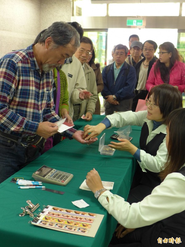 鄧麗君郵票開賣,現場民眾排隊等候購買。(記者李雅雯攝)