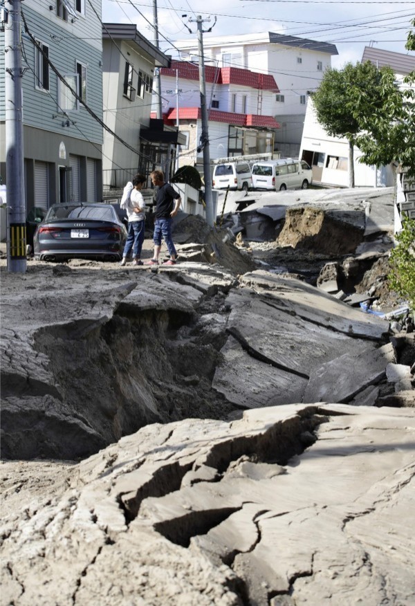 日本北海道政府公佈最新統計數據顯示，北海道地震重創當地旅遊業（含餐飲業），目前整體損失估算達到約292億日元。（法新社）
