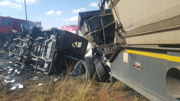 南非首都一輛迷你巴士撞上卡車爆炸起火,造成至少20名學童喪生。(歐新社)