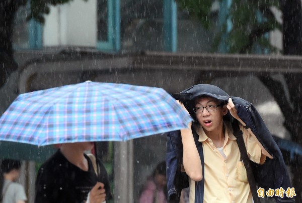 花東、屏東白天雨勢驚人， 預估天鴿海警傍晚解除。（資料照，記者廖振輝攝）