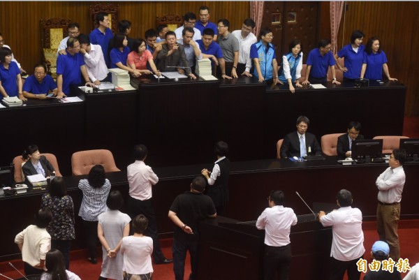 立法院28日就臨時會，國民黨立委突佔主席台。（記者簡榮豐攝）