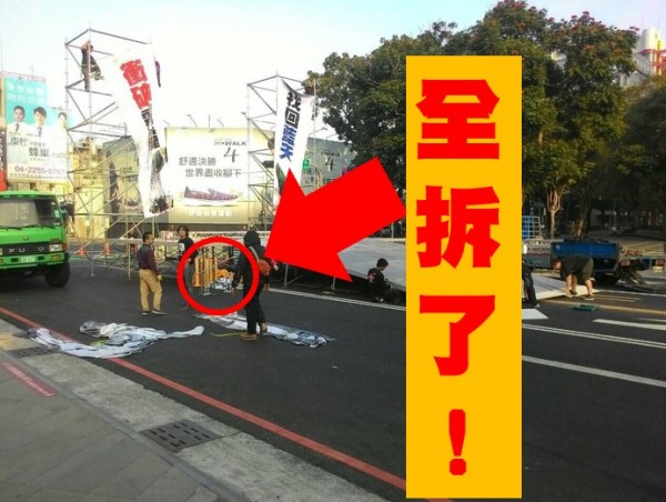 網友批評,反空污團體把馬路上護欄全部拆除。(圖擷自PTT)