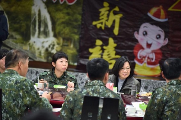蔡英文9日上午和國軍一起吃早餐。(圖擷自「蔡英文Tsai Ing-wen」臉書)