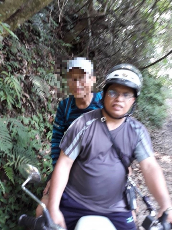 失聯的王姓山友已在上午11點30分,由秀巒所副所長彭俊賢尋獲,平安健康,感謝搜救人員不眠不休的搜救及網友的集氣保佑! (記者廖雪茹翻攝)