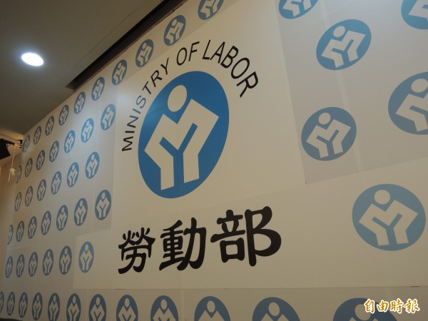 隨著外籍勞工人數持續增加，各類爭議案件也頻傳，勞動部擬對《就業服務法》進行大修，範圍包含15條條文，包含不得留置外勞護照，聘用非法外勞等。（資料照，記者黃邦平攝）