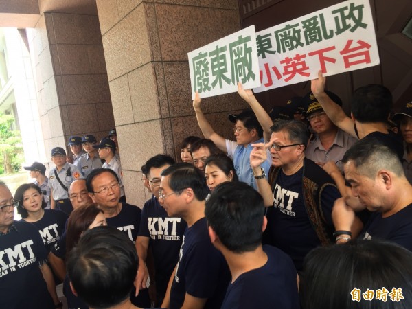 国民党立委闯入行政院抗议促转会沦为选战打手,要见阁揆赖清德但扑空。(记者李欣芳摄)