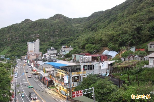 台2線碧砂漁港路段晚上預警性封路。(記者盧賢秀攝)