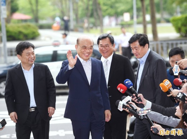 台灣世代智庫今公布民調,民進黨蘇貞昌42.6%支持度,微勝國民黨被提名人侯友宜的41.7%。(記者方賓照攝)