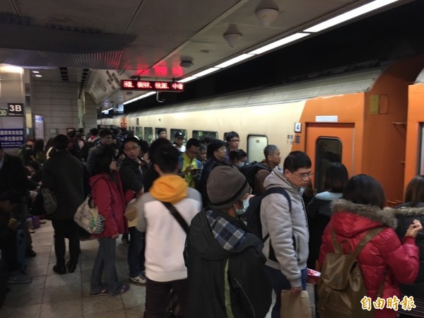 台鐵擬規定旅客到站後10分鐘內須出站,否則將開罰,此作法引發外界批評,台鐵今天將開會討論新方案,結果預計下午出爐。(資料照)