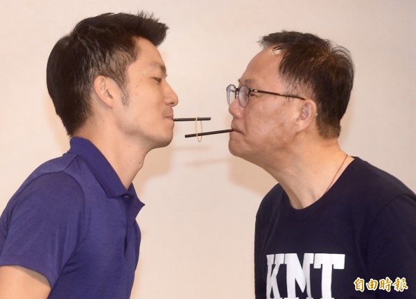 国民党北市议员戴锡钦上月30日在节目上表示,国民党基层有一个默契,就是下一届台北市长人选,大概非立委蒋万安莫属。图为丁守中(右)9月出席青年后援会成立大会,与立委蒋万安(左)等一起玩游戏。(资料照)